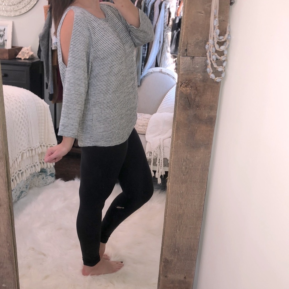 Gap size XLarge black striped cold shoulder top - Picture 2 of 4